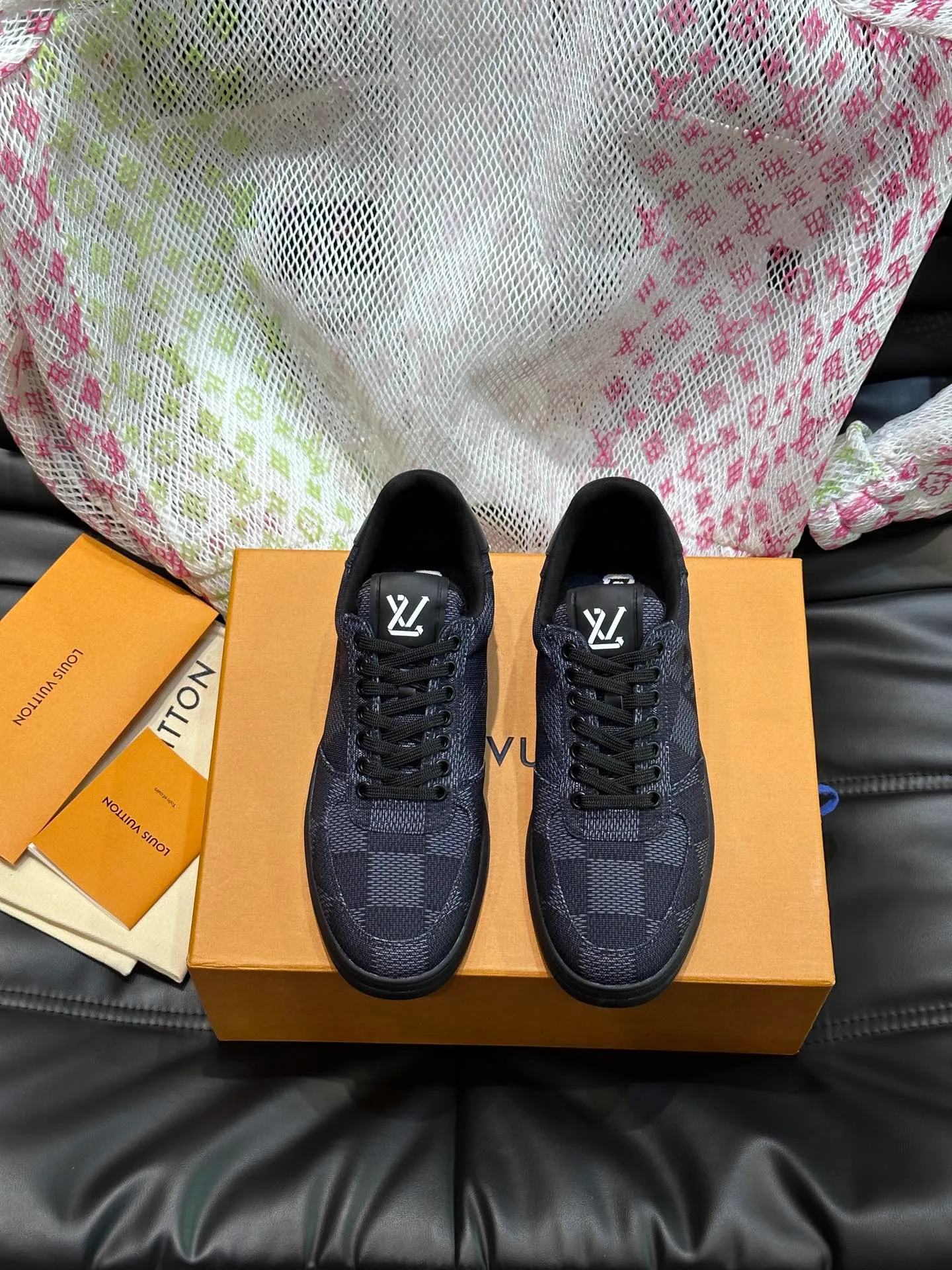 Men's Men's Shoes 💰p420 L·v Rivoli men's low-top casual sneakers, the classic checkerboard pattern will never go out of style. This Rivoli environmentally friendly sneaker is made of 90% sustainable materials. It is recycled polyester fiber integrated with the iconic Damier jacquard, and the outsole is shaped with recycled polyurethane. An upcycled LV logo perches on the tongue, while Louis Vuitton logos appear on the sides and rear. Comfortable and durable, versatile style, can be worn in all seasons, simple and fashionable item!  Size: 38-44